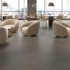 Espacio amplio de lounge con pavimento Arklam Pulpis Natural Silk en Málaga, vista a la ciudad.