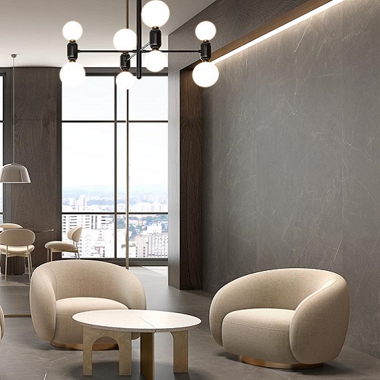 Espacio de lounge moderno con pavimento Arklam Pulpis Natural Silk en Málaga, mobiliario contemporáneo.