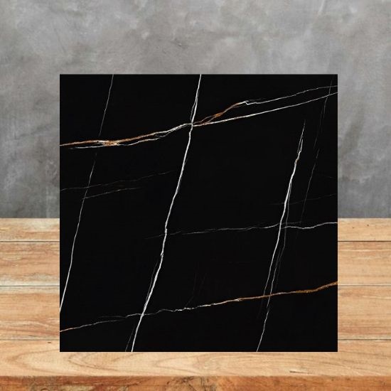 Muestra compacta de encimera Arklam Sahara Noir negra con vetas doradas para evaluación en Málaga.