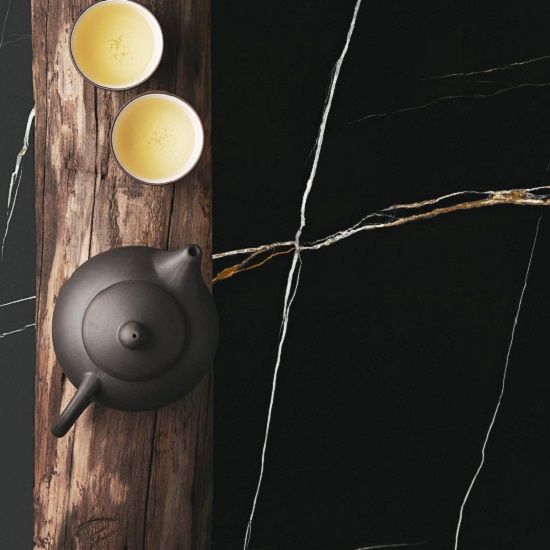 Encimera Arklam Sahara Noir decorada con tetera y tazas para cocinas en Málaga.