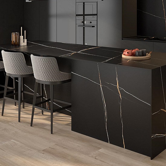 Isla de cocina con encimera Arklam Sahara Noir negra y vetas doradas en Málaga.