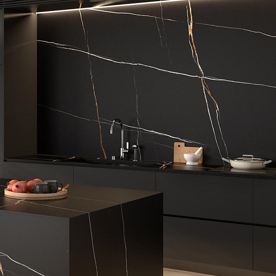 Cocina moderna con encimera y salpicadero Arklam Sahara Noir en Málaga, diseño oscuro con iluminación.