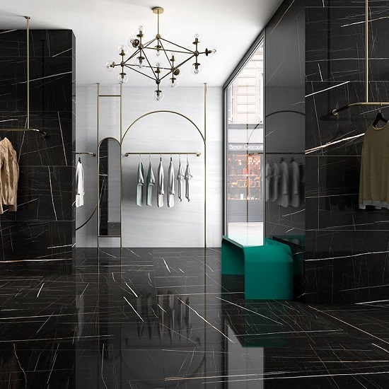 Pavimento Arklam Sahara Noir en tienda de moda con mobiliario moderno para proyectos en Málaga.