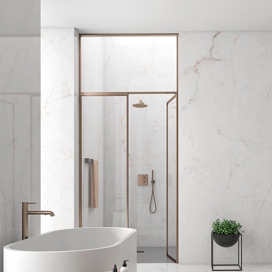 Baño moderno con paredes y encimera Arklam Syrac, bañera y ducha, resistente al agua para hogares en Málaga