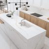 Isla de cocina con encimera Arklam Syrac, gabinetes de madera y fregadero, ideal para espacios modernos en Málaga