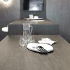 Mesa preparada en encimera Neolith Basalt Black Málaga, superficie negra mate para comedores.