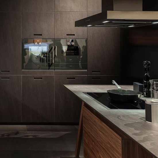 Encimera Neolith Basalt Black en cocina moderna Málaga, diseño negro mate resistente con electrodomésticos integrados.