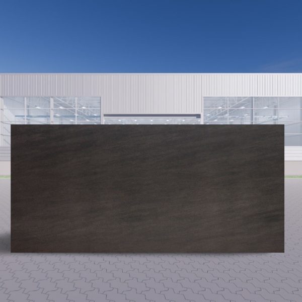 Losa grande de Neolith Basalt Black Málaga, superficie sintered stone negra para exteriores.