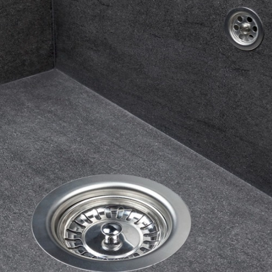 Primer plano de fregadero en encimera Neolith Basalt Black negra con grifo y sombra detallada.