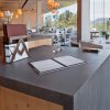 Encimera Neolith Basalt Grey en restaurante Málaga, diseño gris con accesorios de mesa.