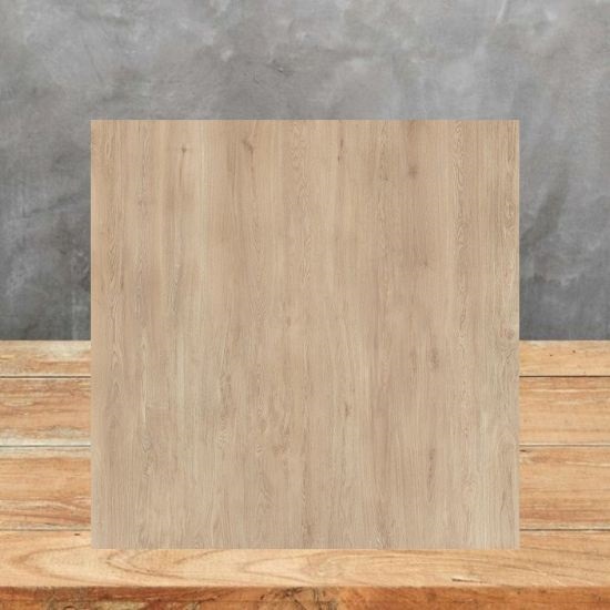 Muestra cuadrada de Arklam Arcane Camel madera camel sobre mesa de madera, con veta visible.