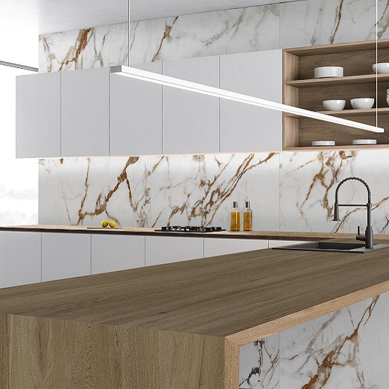 Isla de cocina Arklam Canada madera con taburetes blancos, gabinetes negros y pared gris.