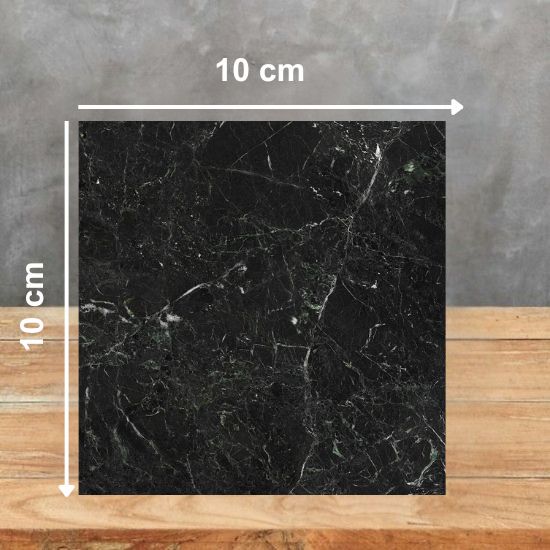 Muestra de 10x10 cm de Arklam Caviar Green para evaluación de encimeras en Málaga.