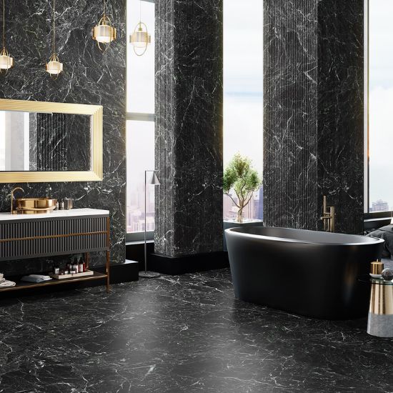 Baño de lujo revestido con Arklam Caviar Green en Málaga, incluyendo bañera negra y espejo dorado.