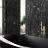 Detalle de bañera en baño con revestimiento Arklam Caviar Green verde marmolado en Málaga.