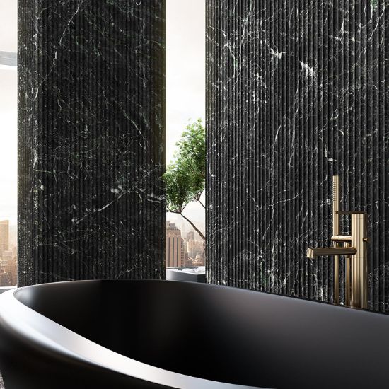 Detalle de bañera en baño con revestimiento Arklam Caviar Green verde marmolado en Málaga.