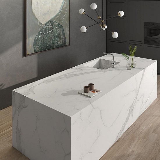 Encimera Arklam Estatuario en isla de cocina con fregadero integrado en Málaga.