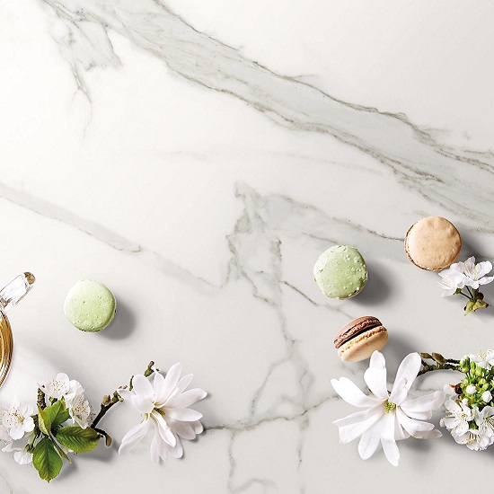 Encimera Arklam Estatuario decorada con macarons y flores para cocinas en Málaga.