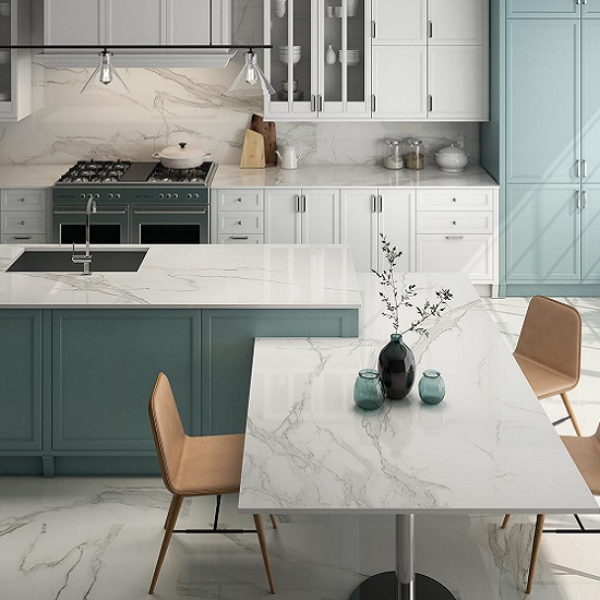 Cocina integral con encimera Arklam Estatuario y gabinetes azules en Málaga.