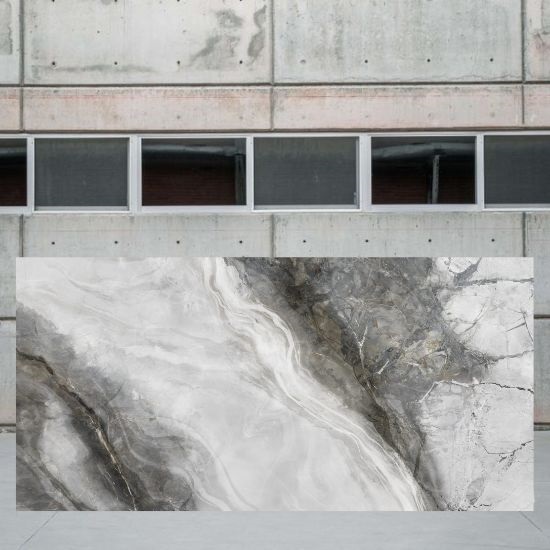 Losa grande de Arklam Invisible Grey gris veteada en entorno industrial interior.