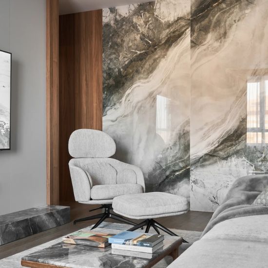 Sala con pared Arklam Invisible Grey veteada, sillón gris y sofá en diseño contemporáneo.