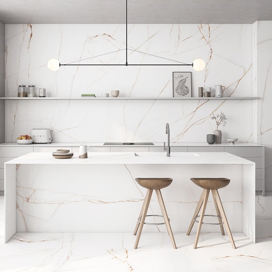 Isla de cocina moderna con encimera Arklam Melbourne en Málaga, diseño minimalista con iluminación.