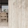 Revestimiento de pared Arklam Nativa Beige Natural 12 mm en ambiente interior con mobiliario en Málag