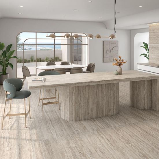 Cocina integral con encimera Arklam Nativa Beige Natural 12 mm y vista panorámica en Málaga.