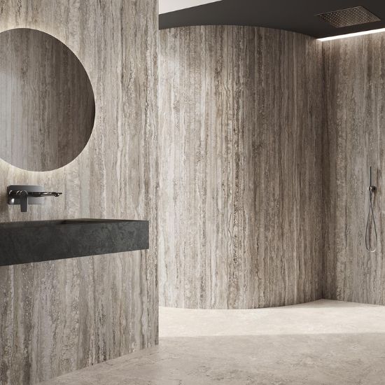 Baño de lujo con encimeras y paredes Arklam Nativa Greige Natural 12 mm, espejo y grifería negra en Málaga.