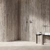 Baño minimalista con revestimientos Arklam Nativa Greige Natural 12 mm en paredes y suelo para diseños en Málaga.
