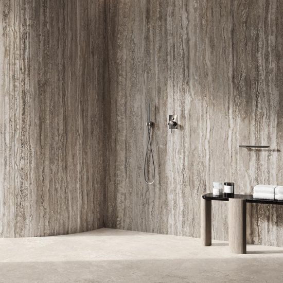 Baño minimalista con revestimientos Arklam Nativa Greige Natural 12 mm en paredes y suelo para diseños en Málaga.
