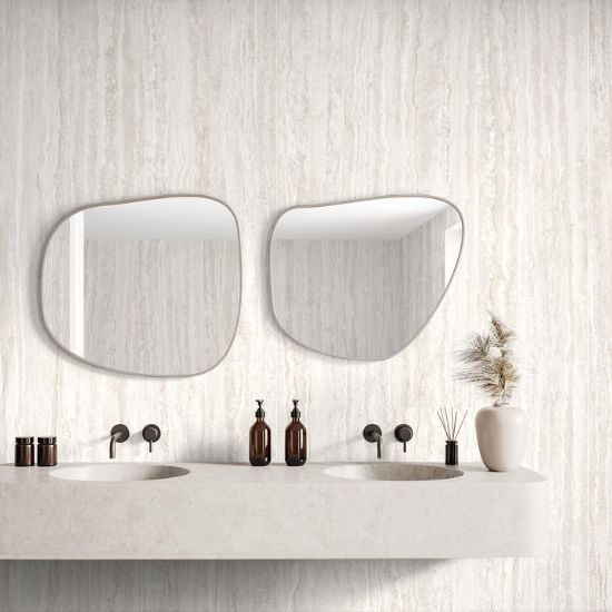 Baño de lujo con revestimientos Arklam Nativa White Natural 12 mm en Málaga, lavabos y grifería negra.