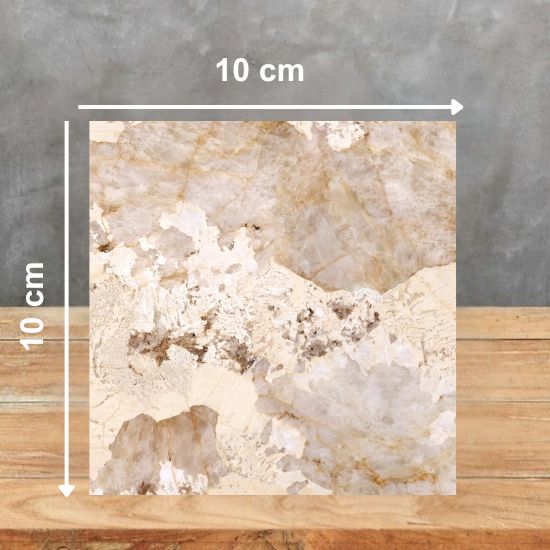 Muestra compacta de encimera Arklam Patagonia Gold con vetas doradas para evaluación en Málaga.