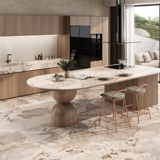 Isla de cocina moderna con encimera Arklam Patagonia Gold en Málaga, diseño orgánico con taburetes.