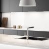 ncimera Arklam Pure Super White en isla de cocina blanca brillante con electrodomésticos integrados en Málaga.
