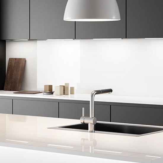 ncimera Arklam Pure Super White en isla de cocina blanca brillante con electrodomésticos integrados en Málaga.