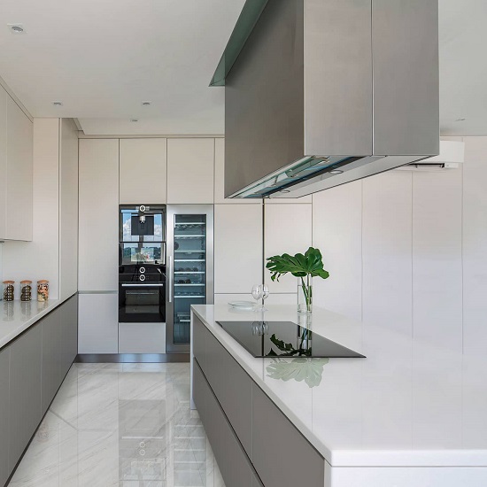 Encimera Arklam Pure Super White con fregadero integrado en cocina gris para Málaga.