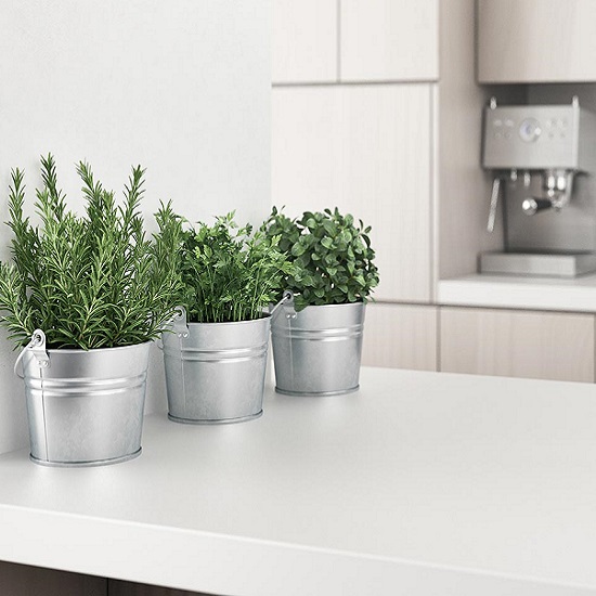 Encimera Arklam Pure Super White con plantas aromáticas en cocina blanca para Málaga.