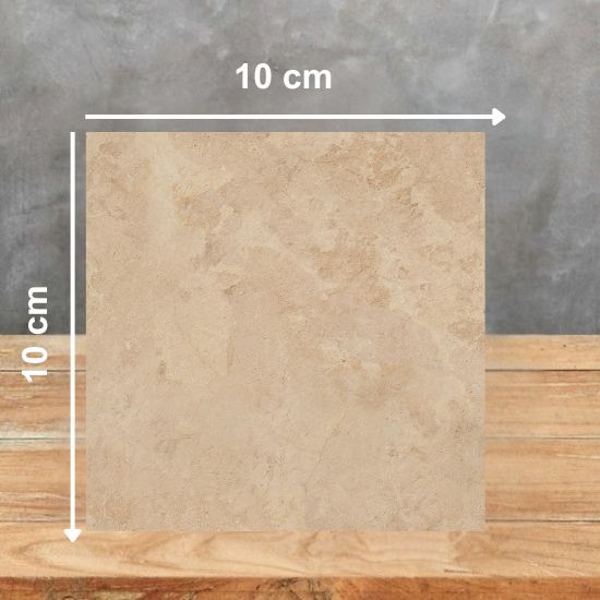 Muestra compacta de encimera Arklam Salma Amber natural para evaluación en Málaga.