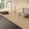 Encimera Arklam Salma Amber natural decorada con accesorios de cocina para diseños en Málaga.