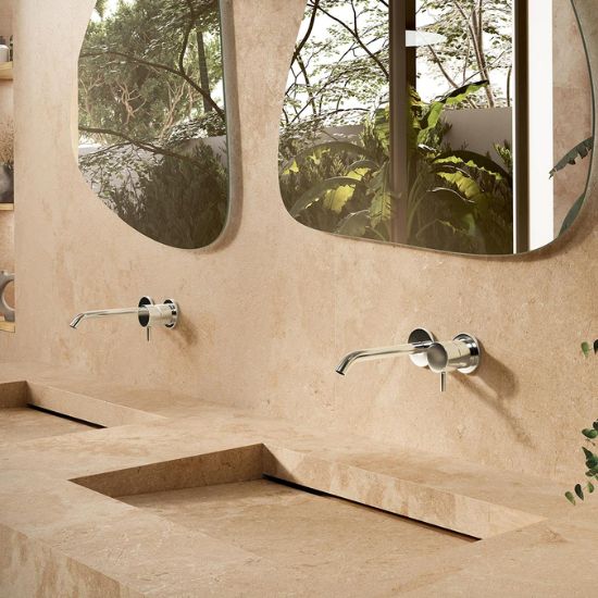 Baño de lujo con revestimientos Arklam Salma Amber natural en Málaga, grifería moderna y espejos.