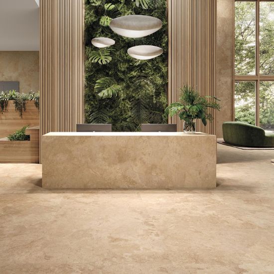 Recepción moderna con encimera Arklam Salma Amber natural en Málaga, diseño con plantas verticales.