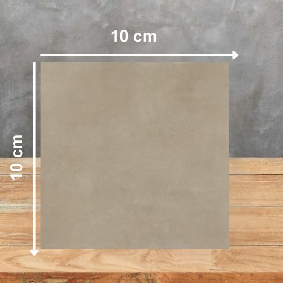 Muestra de encimera Arklam Seven Hazelnut natural beige con textura lisa para diseños en Málaga.