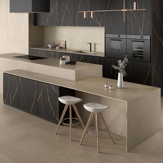 Isla de cocina moderna con encimera Arklam Seven Hazelnut natural en Málaga, contraste con gabinetes oscuros.