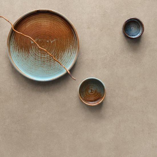 Encimera Arklam Seven Hazelnut natural decorada con platos y elementos naturales para cocinas en Málaga.