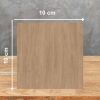 Muestra cuadrada de 10 cm de Dekton Kedar sobre fondo gris, con textura roble cálida y vetas.
