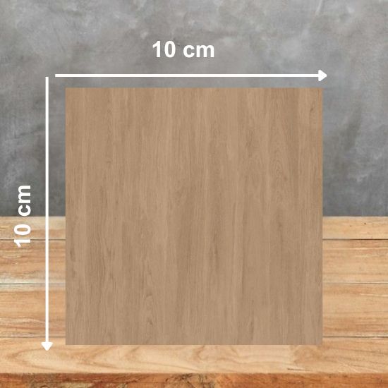 Muestra cuadrada de 10 cm de Dekton Kedar sobre fondo gris, con textura roble cálida y vetas.