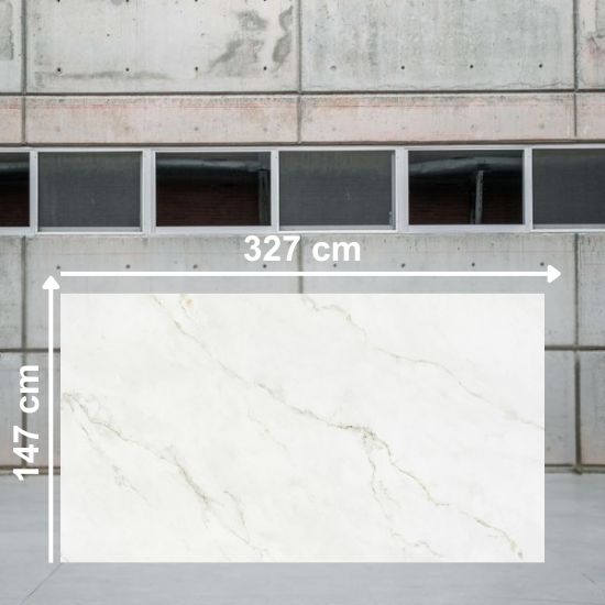 Losa grande de Dekton Keena de 327 cm x 147 cm en almacén, con textura blanca y vetas doradas.