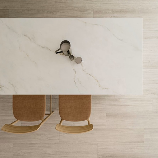 Adquiere losas de Dekton Keena en Encimeras Málaga, especialistas en superficies ultracompactas de alto rendimiento en Málaga. Esta imagen muestra una losa de 327x147 cm con fondo blanco suave y vetas doradas sutiles, ideal para encimeras de cocina, islas y revestimientos. Resistente a rayones, manchas y calor, garantiza durabilidad y elegancia. Perfecta para proyectos sostenibles. Visita www.encimerasmalaga.es para cotizaciones, corte a medida y entrega con asesoramiento experto en Málaga.