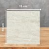 Muestra cuadrada de 10 cm de Dekton Nara sobre fondo gris, con textura beige y vetas.
